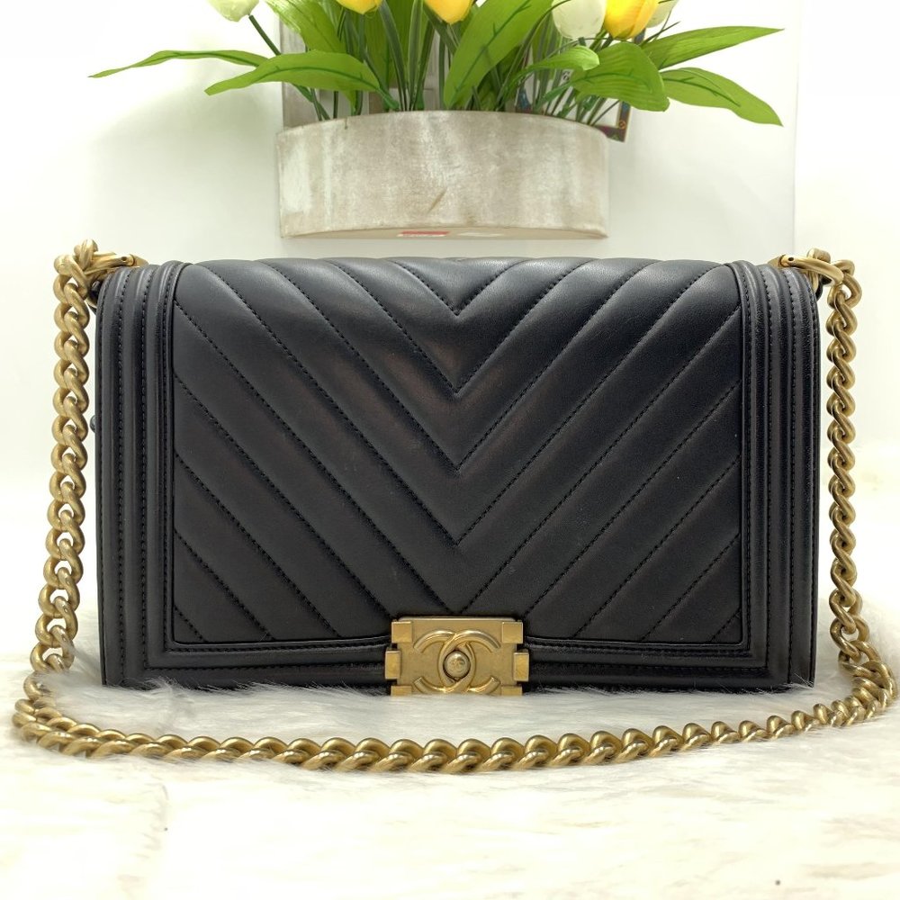 Chanel Black Medium Le Boy Bag Chevron - Picture 1 of 12